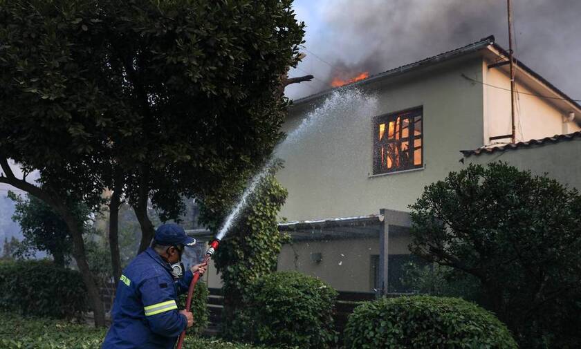 Φωτιά στη Βαρυμπόμπη: Ανάλυση - Γιατί πήρε γιγαντιαίες διαστάσεις η πυρκαγιά