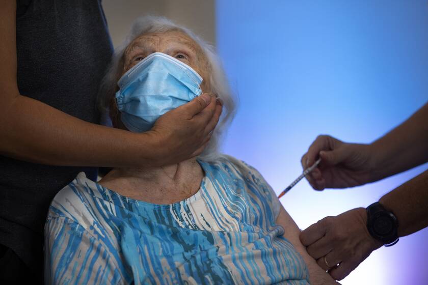 Ηλικιωμένη στις ΗΠΑ δέχεται την τρίτη δόση του εμβολίου