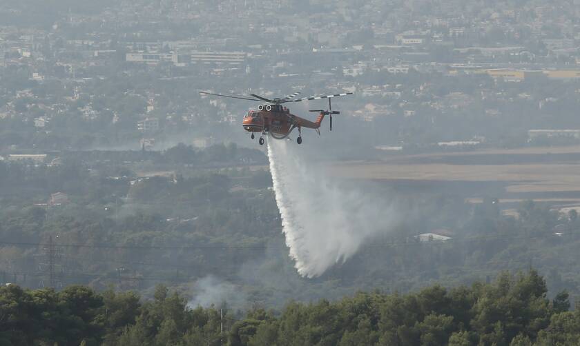 Δεύτερη ημέρα οι πυροσβέστες δίνουν μάχη με τις φλόγες στη Βαρυμπόμπη