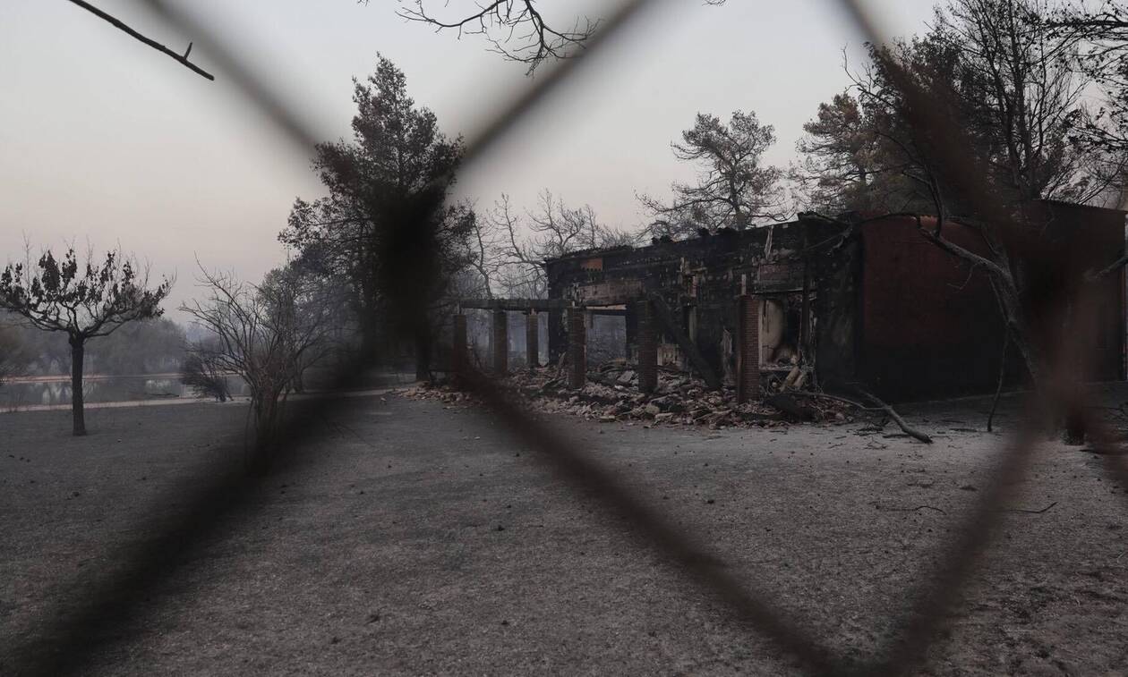 Φωτιά Βαρυμπόμπη: Κλείστηκε στο σπίτι του, γιατί δεν τον άφηναν να πάρει τα σκυλιά του