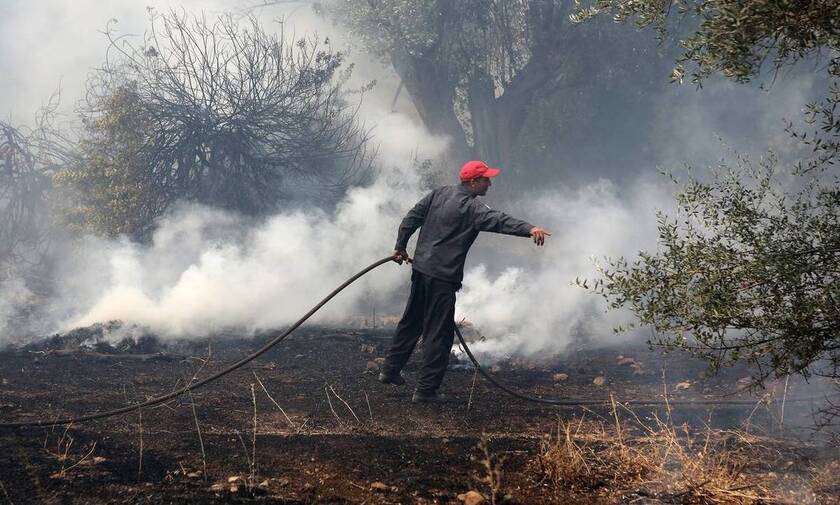 Φωτιά στην Ευβοία: Με εγκαύματα στο Κέντρο Υγείας Μαντουδίου τρεις πυροσβέστες