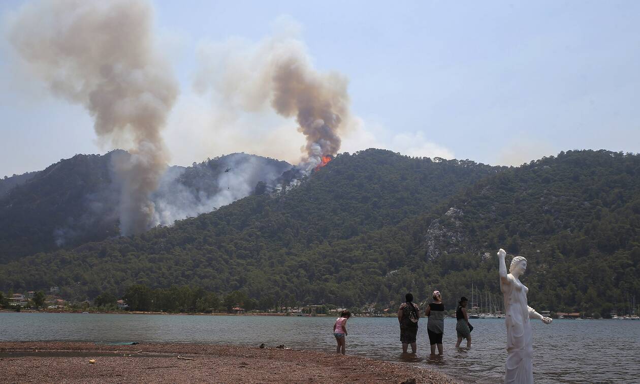 Τουρκία: Η πυρκαγιά πλησιάζει επικίνδυνα θερμοηλεκτρικό σταθμό με χιλιάδες τόνους λιγνίτη