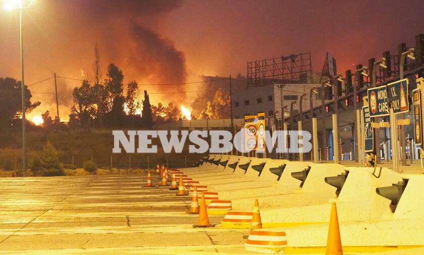 Έκλεισε η Εθνική Οδός Αθηνών - Λαμίας από τη φωτιά στη Βαρυμπόμπη