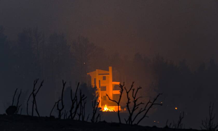 Φωτιά ΤΩΡΑ: Δραματικές ώρες στην Ιπποκράτειο Πολιτεία - Μπήκαν στον οικισμό οι φλόγες