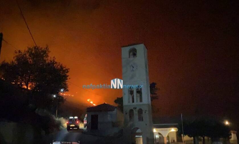 Φωτιά στη Φωκίδα: Εκκενώνεται το χωριό Τολοφώνα - Χτύπησαν οι καμπάνες να φύγει ο κόσμος (vid)