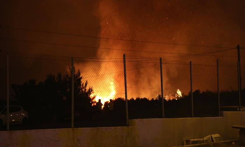 Φωτιά Τώρα: «Έχουν καεί σπίτια σε Δροσοπηγή, Αφίδνες και Ιπποκράτειο Πολιτεία»