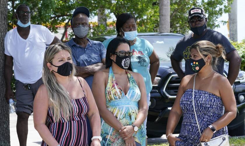 Πολίτες περιμένουν για τεστ κορονοϊού στη Φλόριντα