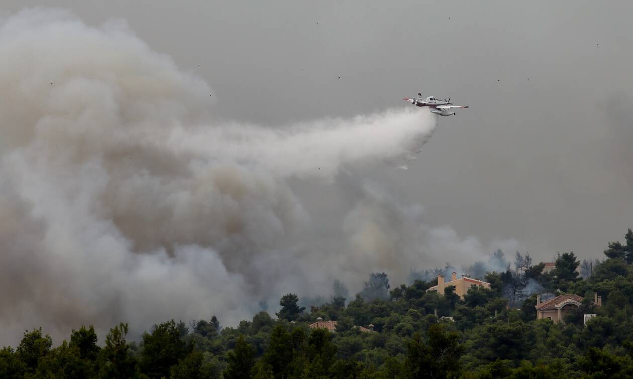 Φωτιά στην Αττική: Άνεμοι και αναζωπυρώσεις δυσχεραίνουν το έργο των πυροσβεστών