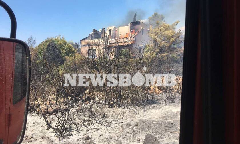 Φωτιά ΤΩΡΑ: Καίγονται σπίτια στο Θεολόγο - Επιχείρηση του Λιμενικού για απομάκρυνση των κατοίκων