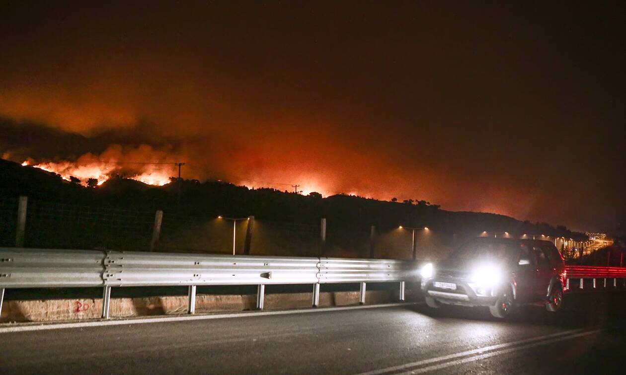 Φωτιά ΤΩΡΑ: Έφτασε στην Αθηνών – Λαμίας η πυρκαγιά – Απειλείται η Μαλακάσα