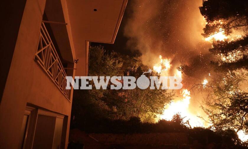 Φωτιά στην Αττική: Καίγονται σπίτια σε Βαρυμπόμπη και Θρακομακεδόνες - Συγκλονιστικές εικόνες