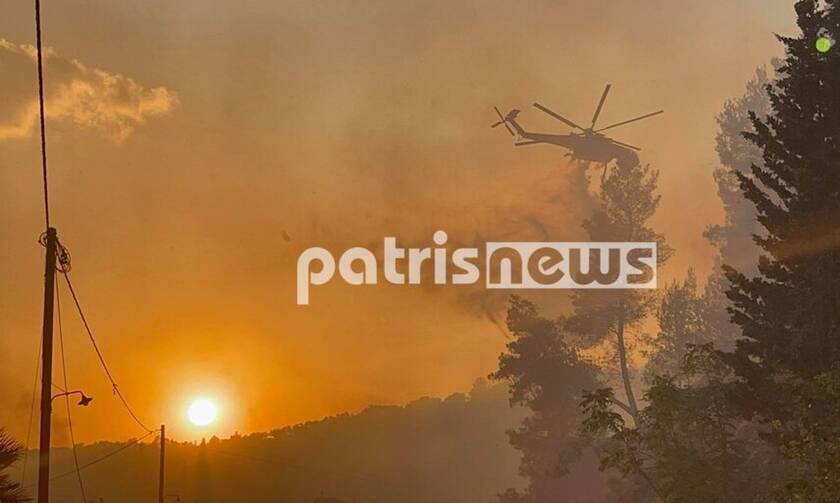 Φωτιά στην Ηλεία: Η πύρινη λαίλαπα καίει σπίτια σε Νεμούτα και Αχλαδινή - Απεγκλωβίστηκαν τρία άτομα