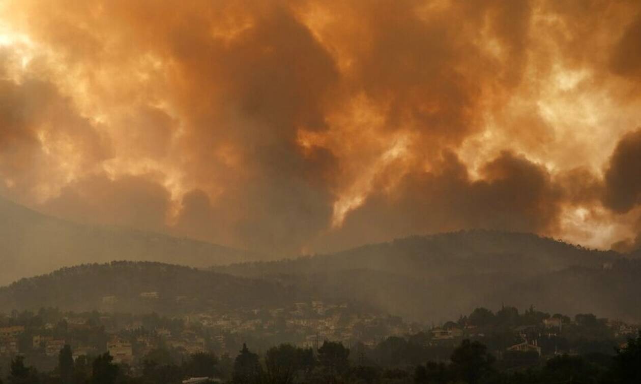 Φωτιές σε Πελοπόννησο και Αττική: Μέχρι την Κρήτη έφτασαν οι καπνοί