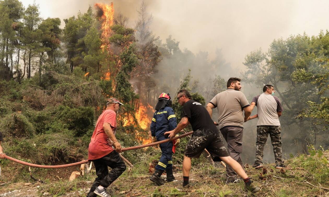 Φωτιά στην Εύβοια: Κυκλωμένο από τις φλόγες το χωριό Ελληνικά - «Μάχες» σε Βασιλικά και Ψαροπούλι
