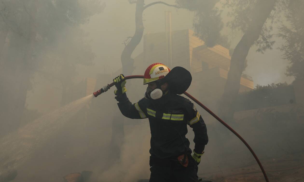 Φωτιά στην Αττική: Ολοκληρώθηκε η διακομιδή του τραυματία πυροσβέστη στο 251 ΓΝΑ από την Πάρνηθα