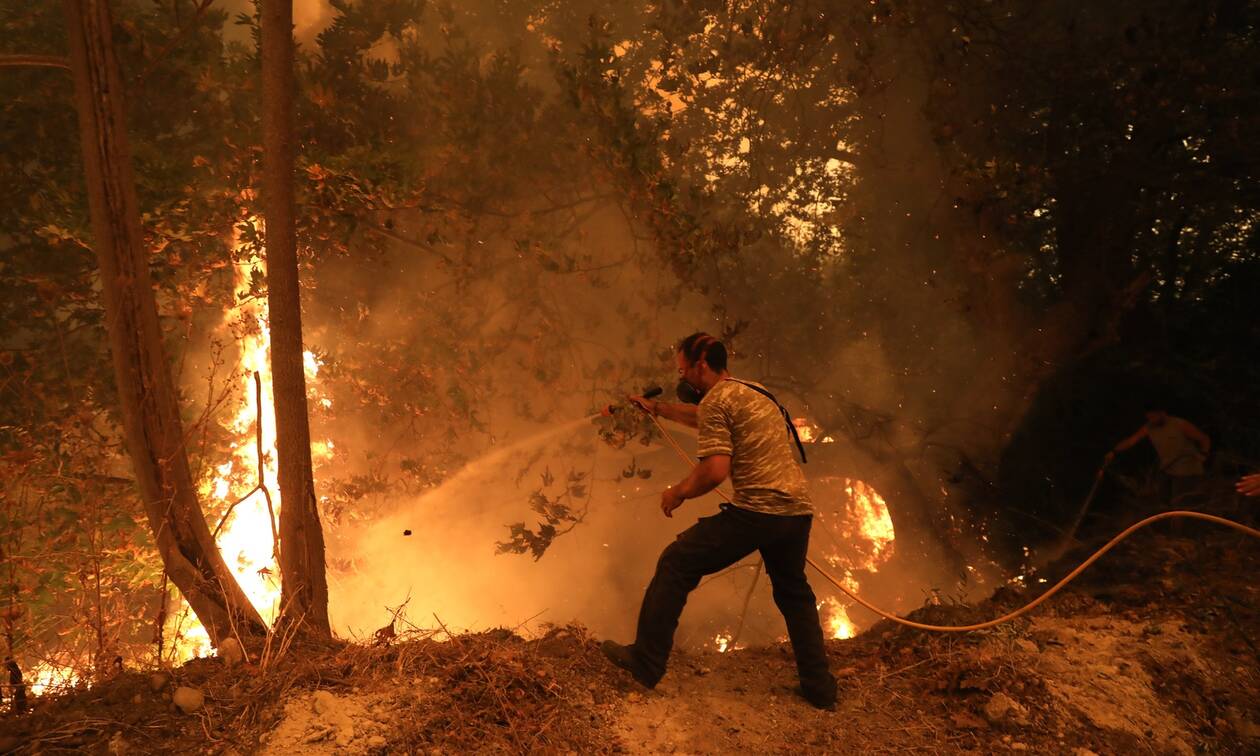 Σπάρτη: Σε εξέλιξη η φωτιά στην Ανατολική Μάνη της Λακωνίας