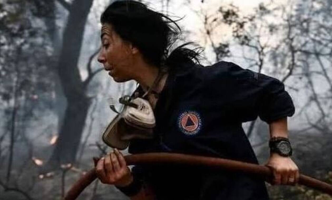 Φωτιά ΤΩΡΑ: Συγκινεί η εποχική πυροσβέστης Κατερίνα Ιωαννίδου - «Συγγνώμη για τον θάνατο του Βασίλη»
