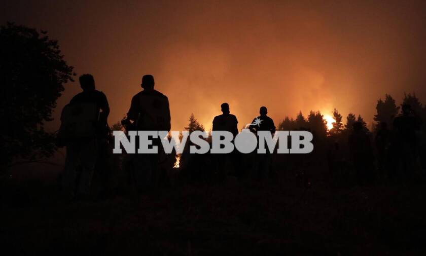 Εύβοια - Νύχτα αγωνίας στις Καματριάδες: Ανθρώπινο «τείχος» για να μην περάσει στο χωριό η φωτιά