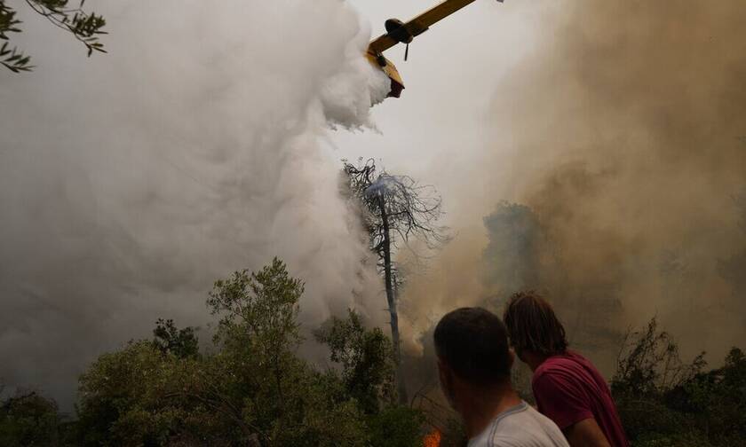 Φωτιά στην Εύβοια: Εκκενώνεται το Ασμήνιο - Άνιση μάχη με τις αναζωπυρώσεις