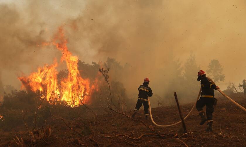 Φωτιά - Μήνυμα του 112: Εκκενώσεις οικισμών σε Ηλεία, Εύβοια και Αρκαδία - Μάχη με τις φλόγες