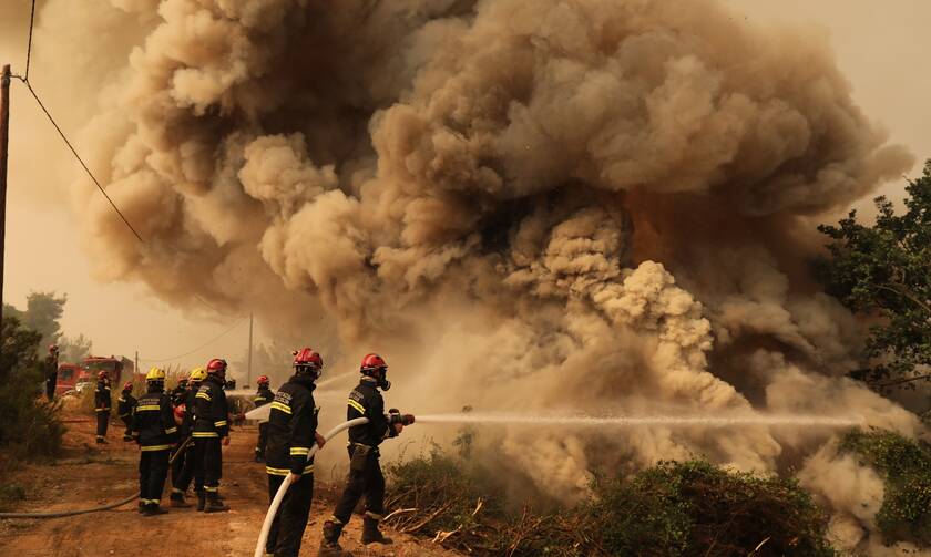 Φωτιές: Ανησυχία για τις αναζωπυρώσεις σε Εύβοια και Γορτυνία -  Μετρούν τις πληγές τους οι κάτοικοι