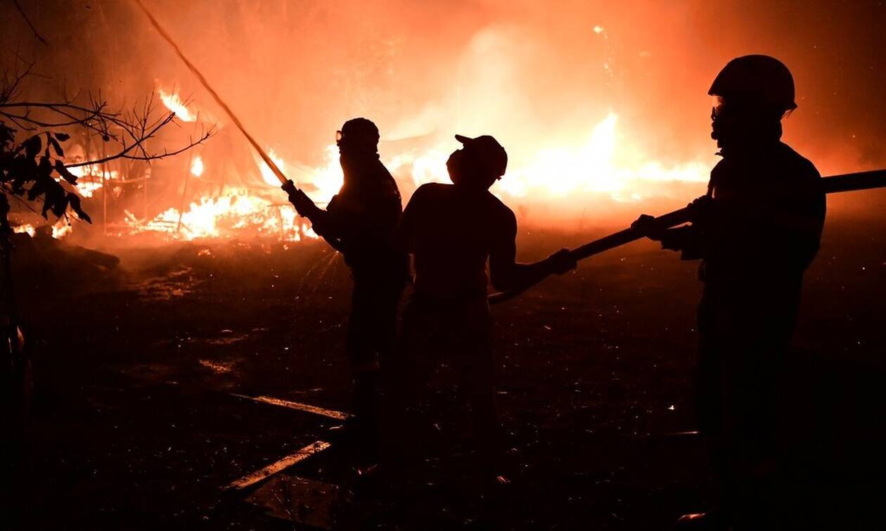 Φωτιά στην Αττική: Πυρκαγιά σε υπαίθριο χώρο στη Βάρη