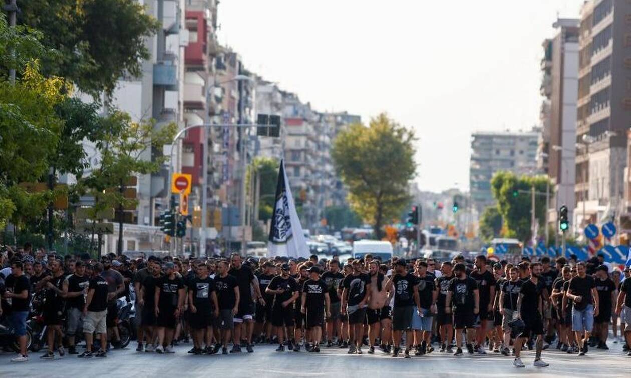 Θεσσαλονίκη: Μεγάλη πορεία οπαδών του ΠΑΟΚ κατά υποχρεωτικού εμβολιασμού και κυβέρνησης
