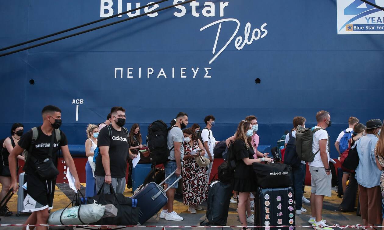 Αναχωρήσεις αδειούχων από το λιμάνι του Πειραιά: Μεγάλη πληρότητα στα πλοία και εντατικοί έλεγχοι