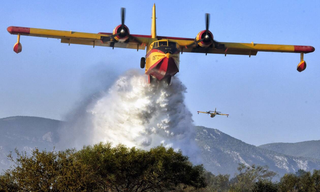 Έλληνες πιλότοι Καναντέρ και Σινούκ: Οι «ήρωες» που περνούν μέσα απ' τη φωτιά και το νερό
