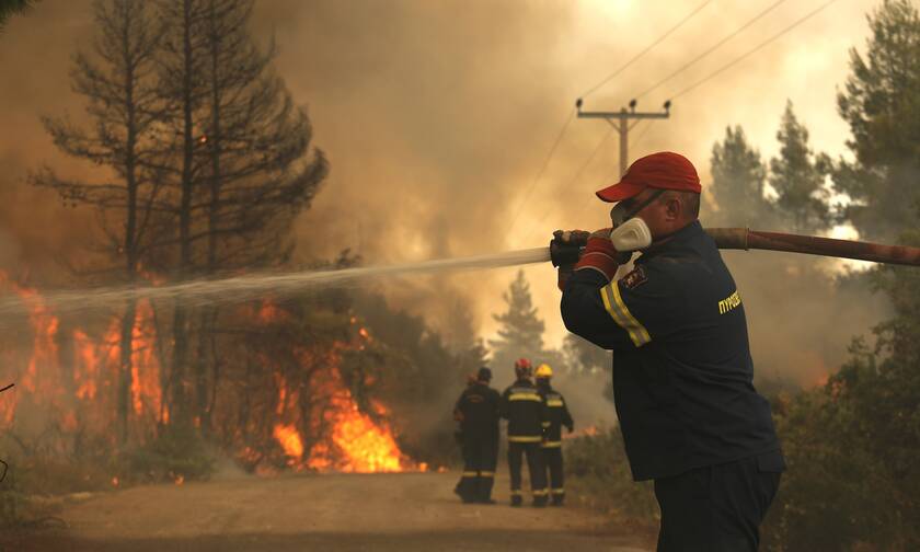Φωτιά - Εύβοια: Καίει ανεξέλεγκτα στα Μεσοχώρια - Εικόνες και βίντεο από την περιοχή