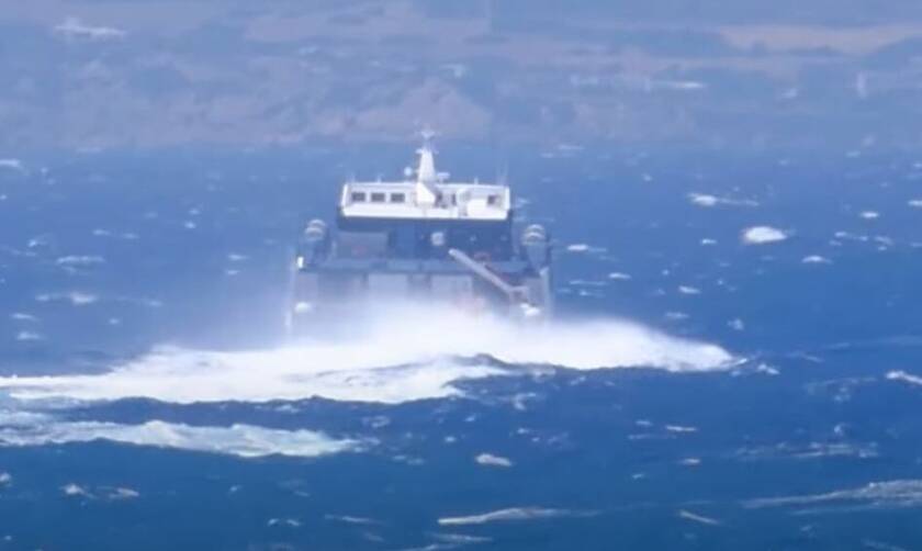 Η εντυπωσιακή μάχη του Sifnos Jet με τα κύματα - Ισχυροί βοριάδες στο Αιγαίο