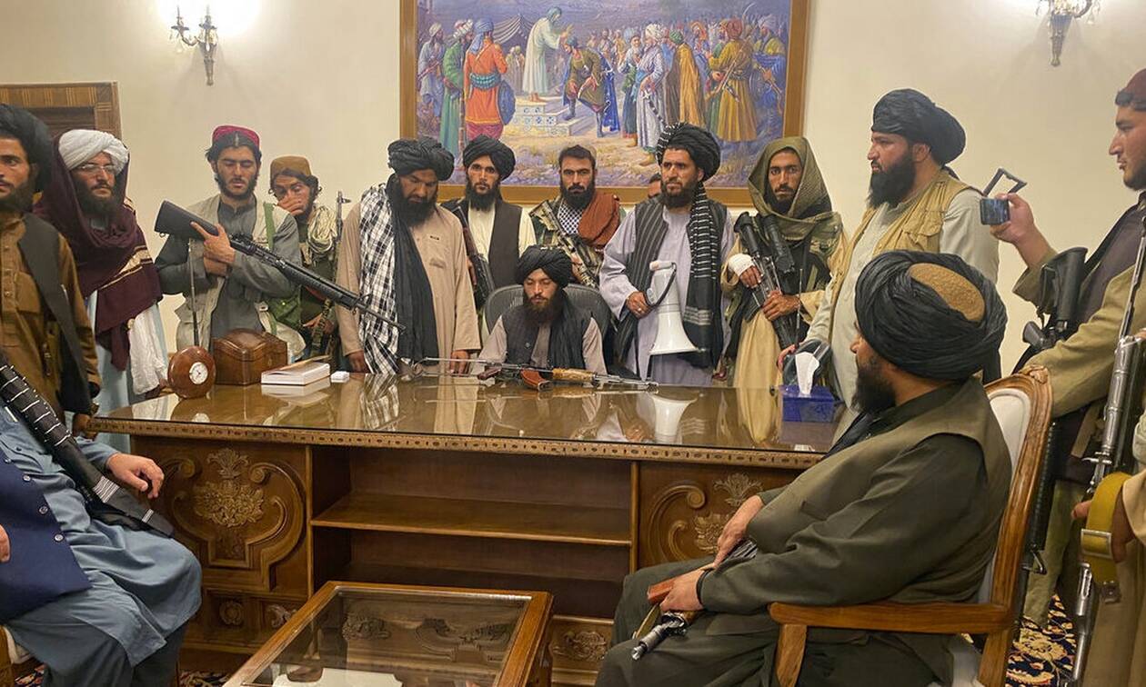 Αφγανιστάν: Οι Ταλιμπάν ψέλνουν το Κοράνι μέσα στο προεδρικό μέγαρο