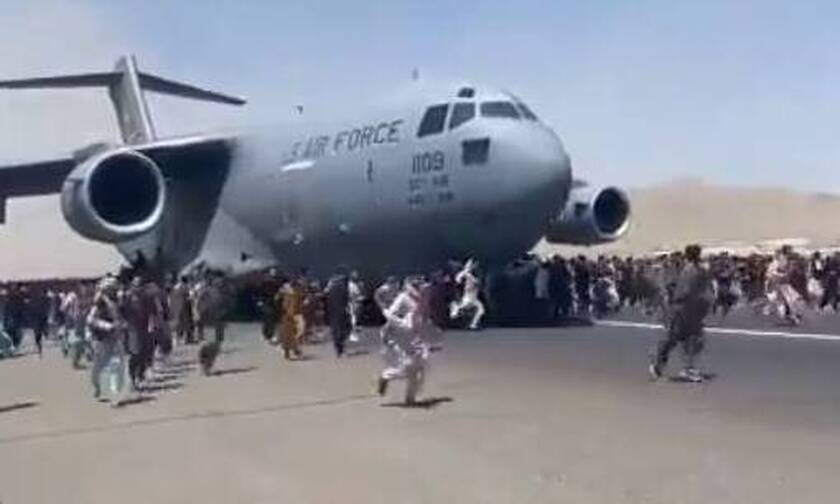 Αφγανιστάν: Βίντεο σοκ φέρεται να δείχνει ανθρώπους να πέφτουν στο κενό από αεροπλάνο στην Καμπούλ