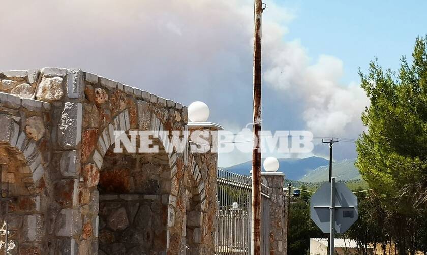 Φωτιά στα Βίλια: To Newsbomb.gr στο μέτωπο της πυρκαγιάς