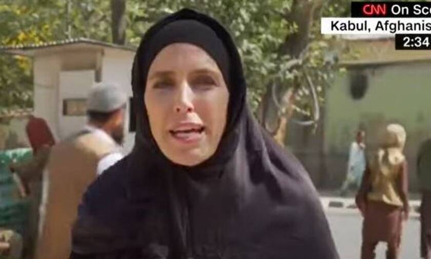 Αφγανιστάν: Viral η δημοσιογράφος του CNN που άλλαξε αμφίεση για να προσαρμοστεί στην εποχή Ταλιμπάν