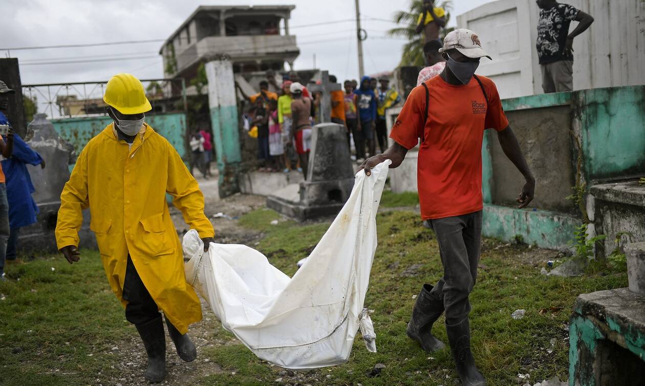 Σεισμός – Αϊτή: Θρήνος χωρίς τέλος – Ξεπέρασαν τους 1.900 οι νεκροί από τα φονικά 7,2 Ρίχτερ