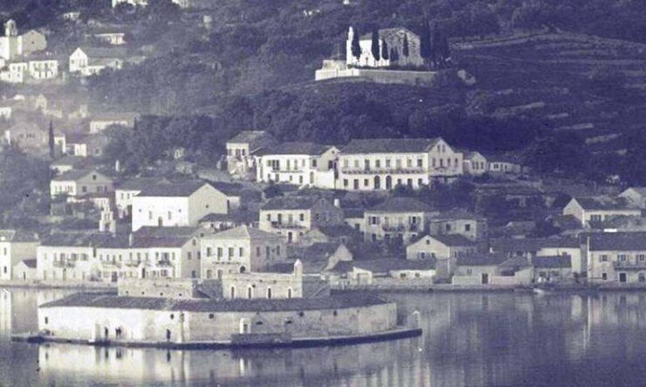 Το «Αλκατράζ» του Ιονίου: Ένα νησάκι – φυλακή που έγινε πράσινο στολίδι στο λιμάνι της Ιθάκης