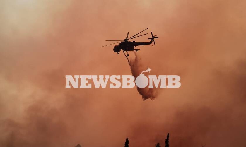 Ρίψη νερού από ελικόπτερο στη φωτιά στα Βίλια
