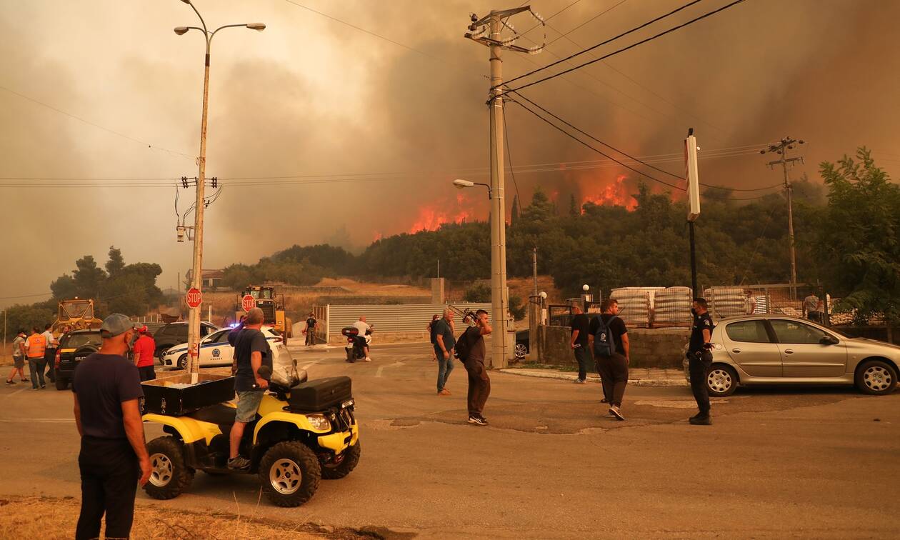 Φωτιά στα Βίλια: Εκκενώθηκαν 5 οικισμοί - «Μάχη» με τις αναζωπυρώσεις για τέταρτη ημέρα