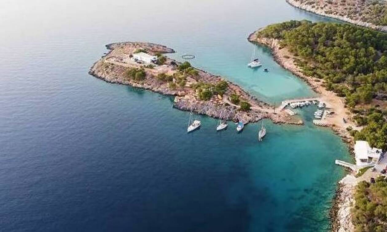 Η μοναχική νησίδα Κυρά του Σαρωνικού που βρίσκεται στη «σκιά» του Αγκιστρίου