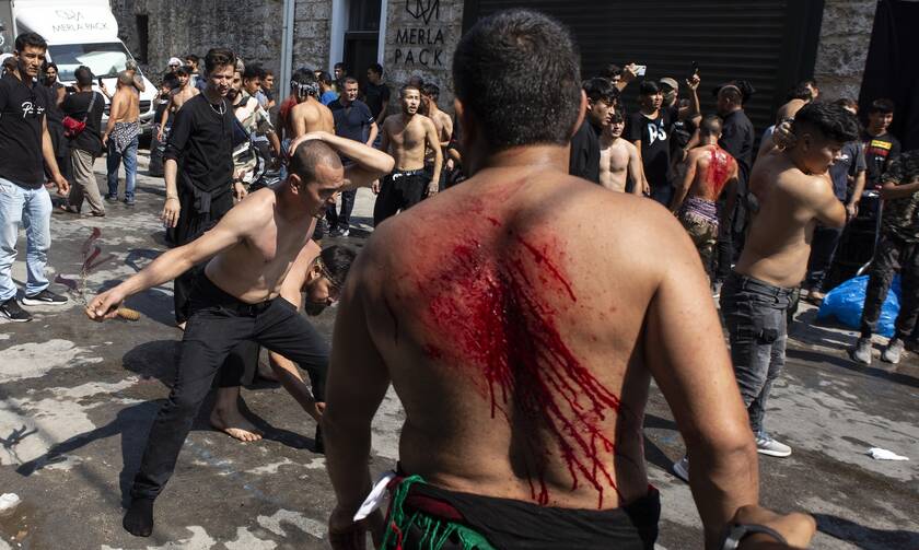 Σιίτες μουσουλμάνοι αυτομαστιγώθηκαν στο κέντρο του Πειραιά - Σκληρές εικόνες