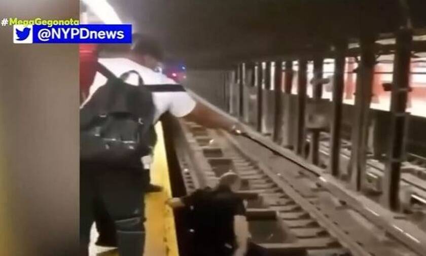 Νέα Υόρκη: Αγωνιώδης διάσωση 60χρονου άντρα που έπεσε στις ράγες του τρένου από αστυνομικό