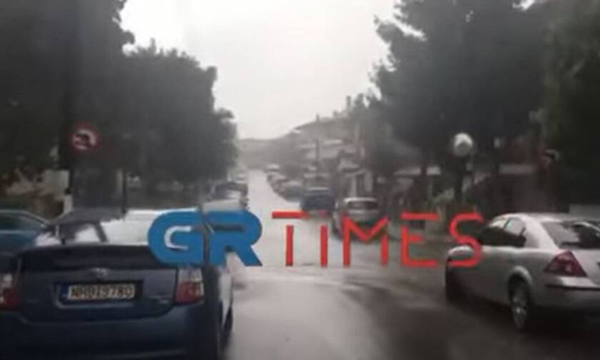 Αγρίεψε ο καιρός: «Άνοιξαν οι ουρανοί» στο Ωραιόκαστρο - Δυνατή καταιγίδα και στη Θεσσαλονίκη