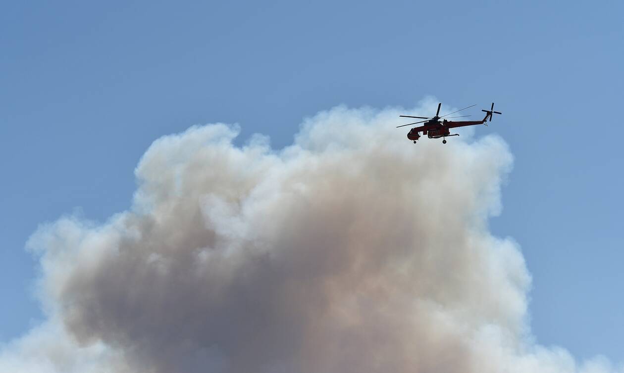Φωτιά στην Κάρυστο: Εκκενώνεται και το Μαρμάρι – Δεν πετάνε τα αεροπλάνα λόγω των ανέμων