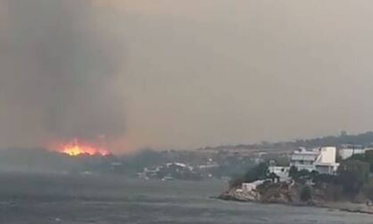 Φωτιά στην Κάρυστο: Το μέτωπο όπως φαίνεται από το πλοίο – Εντυπωσιακό βίντεο