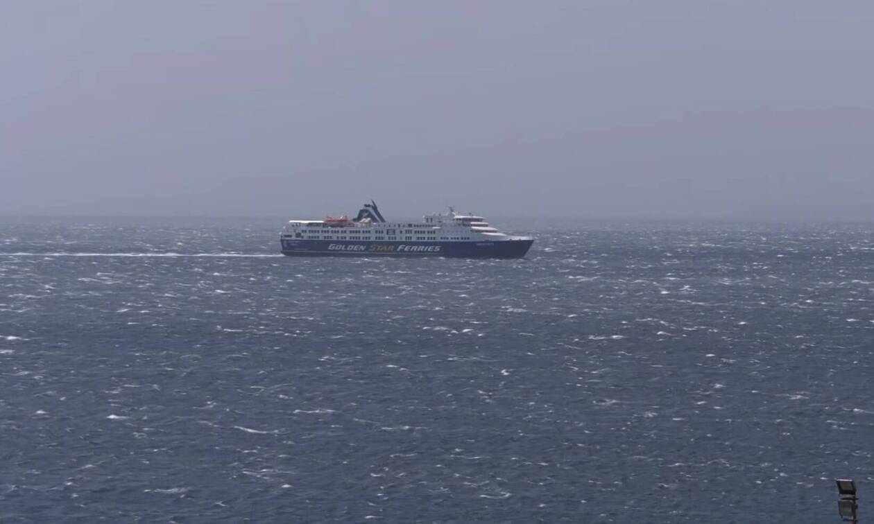 Τήνος: Πλοίο έδεσε στο λιμάνι με ανέμους άνω των 10 μποφόρ (video)