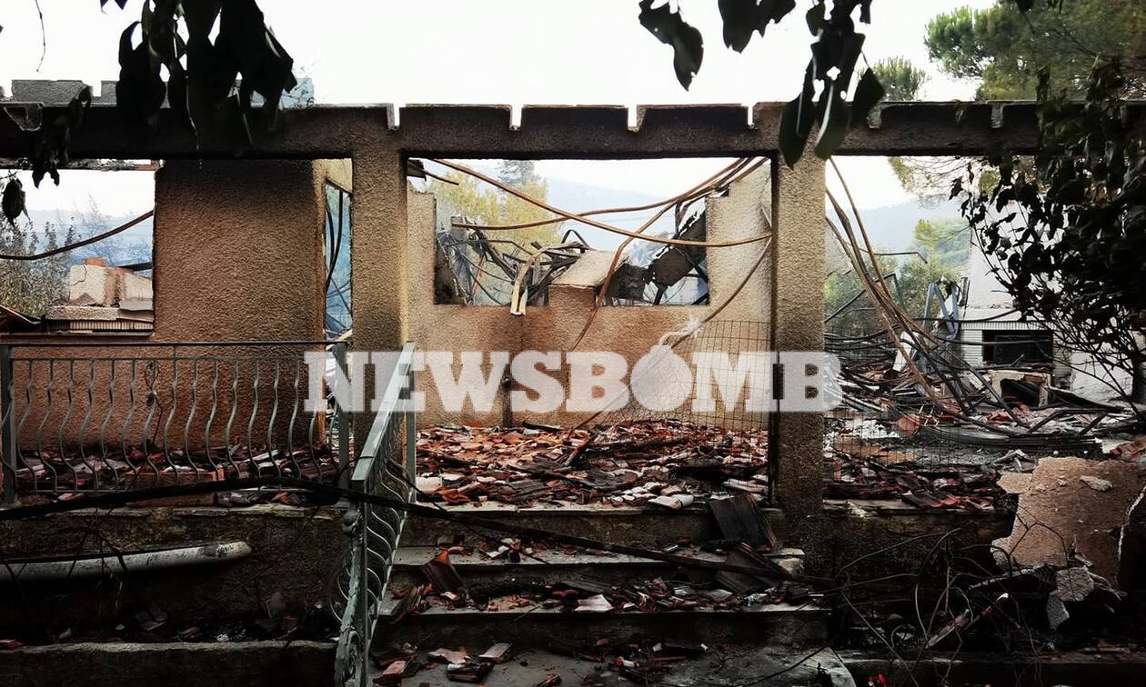 Ρεπορτάζ Newsbomb: Σε ύφεση η πυρκαγιά στα Βίλια - Πολλά τα κατεστραμμένα σπίτια