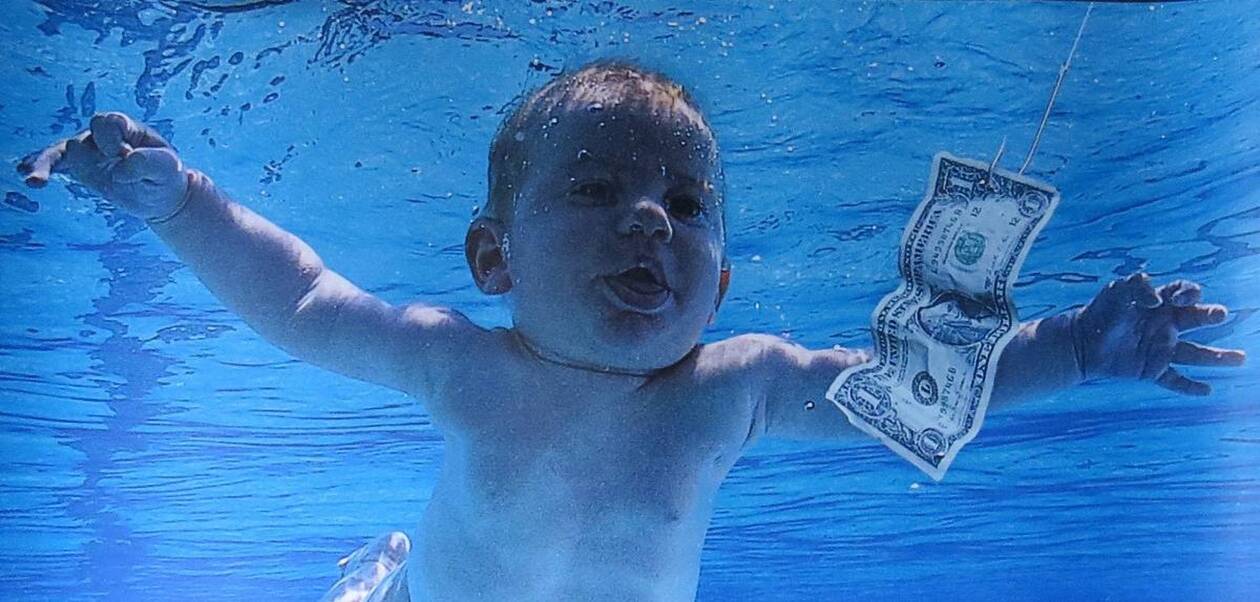 Το μωρό από το εξώφυλλο του «Nevermind» μηνύει τους Nirvana για παιδική πορνογραφία