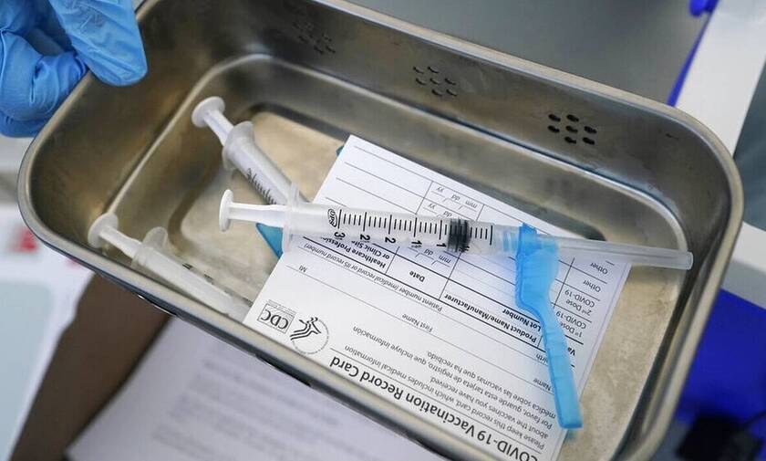 Κορονοϊός: Τρίτη δόση εμβολίου στους 6 αντί για τους 8 μήνες εξετάζουν οι ΗΠΑ