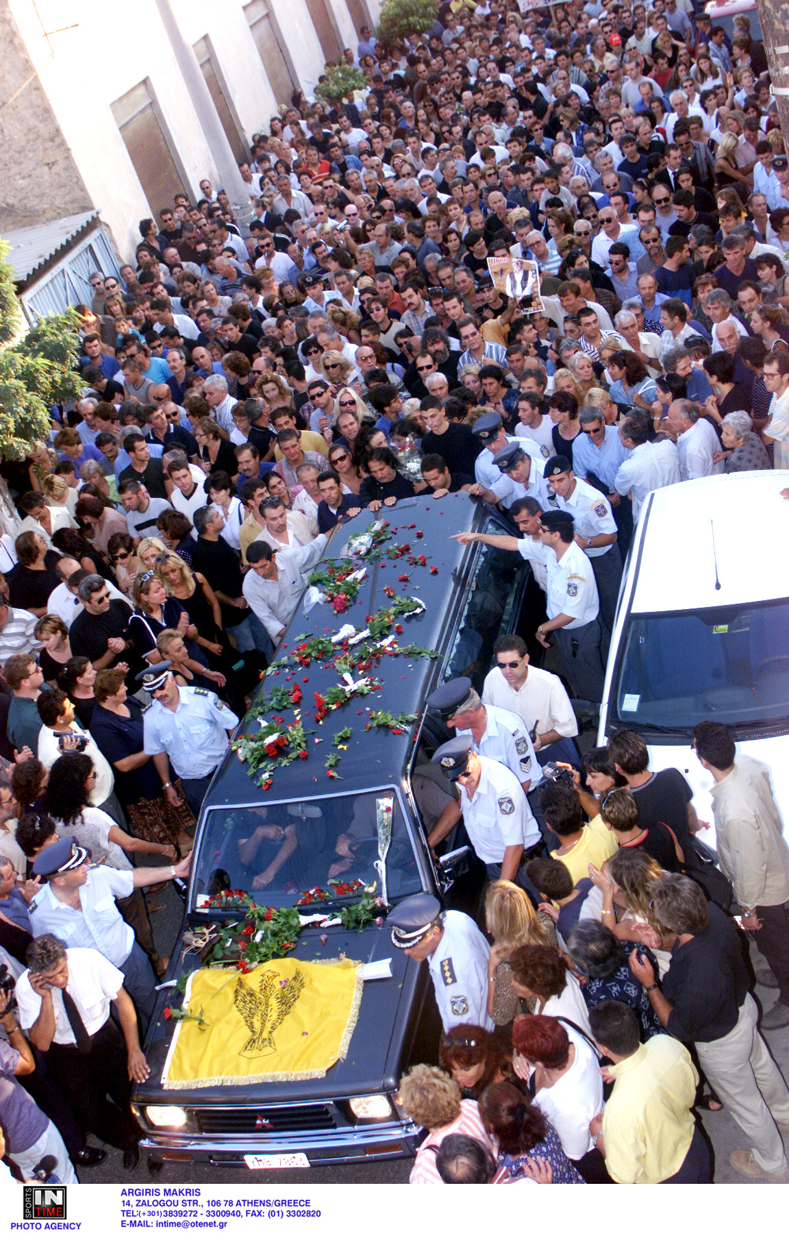 Πλήθος κόσμου στην κηδεία του Στέλιου Καζαντζίδη